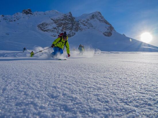 A group is happy to freeride.