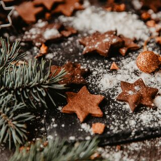 Nahaufnahme von weihnachtlicher Dekoration  © anna peipina | unsplash