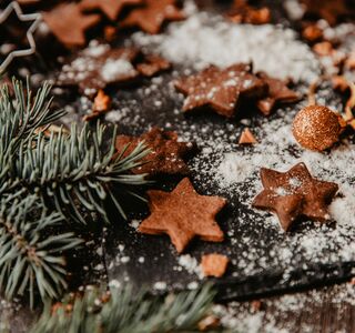 Nahaufnahme von weihnachtlicher Dekoration  © anna peipina | unsplash