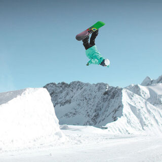 Ein Snowboarder macht einen 