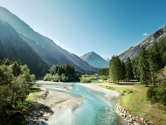 Fluss neben Wanderweg zwischen Berge