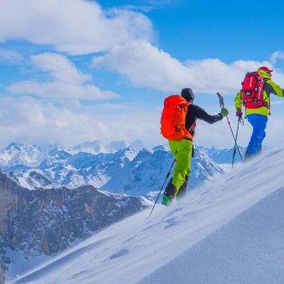 Der Aufstieg der zwei Männer im Schnee ist schwer, aber das Ende lohnt sich.