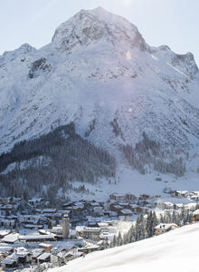 Panoramablick auf das Schneebedecktes Lech mit dem Omeshorn