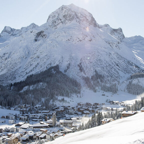 Panoramablick auf das Schneebedecktes Lech mit dem Omeshorn