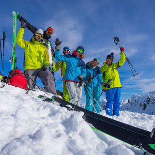 Eine fröhliche Gruppe von Freunden auf der Skipiste.