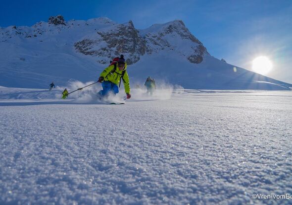 A group is happy to freeride.