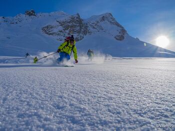 A group is happy to freeride.