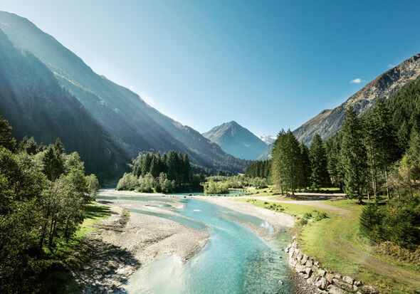 Fluss neben Wanderweg zwischen Berge