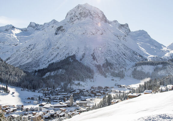 Panoramablick auf das Schneebedecktes Lech mit dem Omeshorn