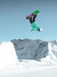 Ein Snowboarder macht einen 