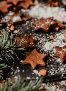 Nahaufnahme von weihnachtlicher Dekoration  © anna peipina | unsplash