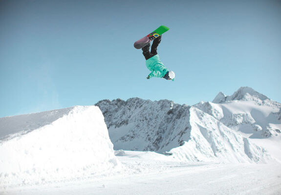 Ein Snowboarder macht einen 