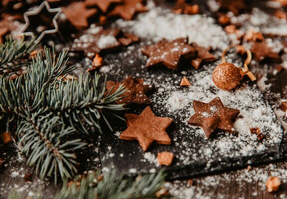 Nahaufnahme von weihnachtlicher Dekoration  © anna peipina | unsplash