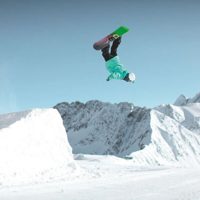 Ein Snowboarder macht einen 