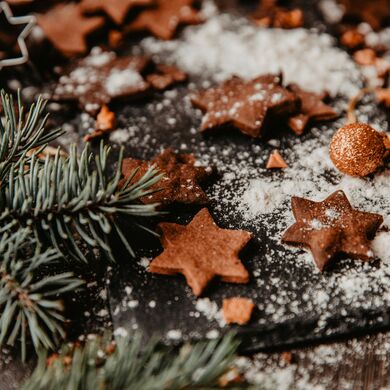 Nahaufnahme von weihnachtlicher Dekoration  © anna peipina | unsplash