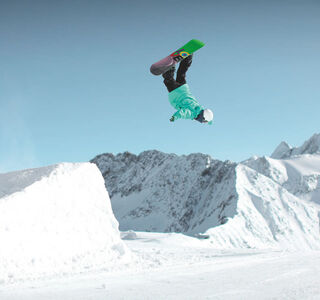 Ein Snowboarder macht einen 