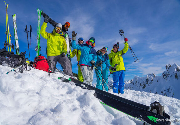 Eine fröhliche Gruppe von Freunden auf der Skipiste.